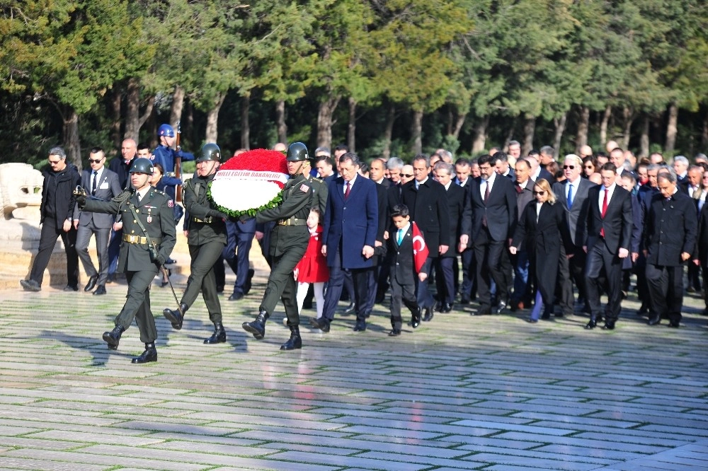 Milli Eğitim Bakanı Selçuk Ve Çocuklar Atatürkün Huzurunda