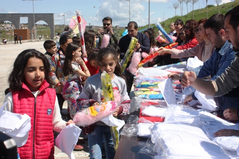 Huzurun Sağlandığı Diyarbakırda Bin Çocuk Hayalini Uçurtmalarla Göklere Bıraktı