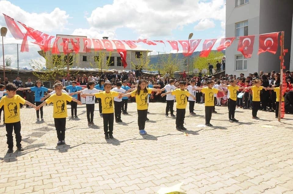 Derecikte 23 Nisan Coşkulu Kutlandı