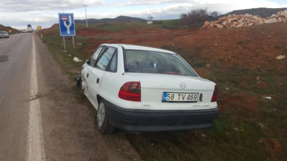 Kahramanmaraşta Otomobiller Kafa Kafaya Çarpıştı: 3 Yaralı