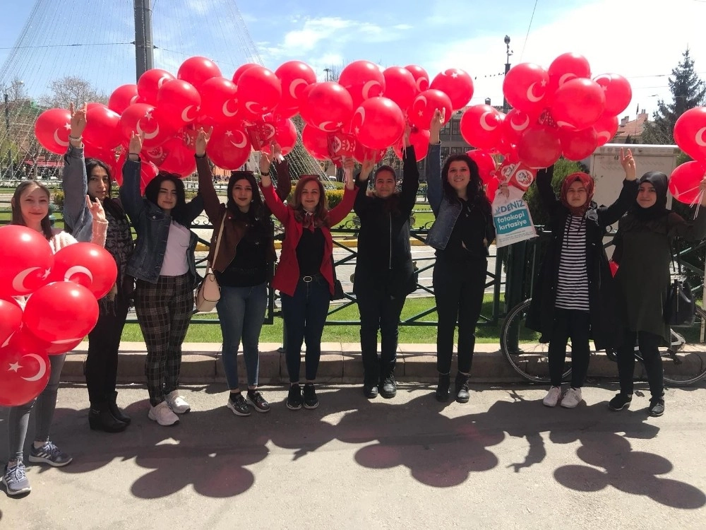 Asenalar Çocuklara Türk Bayrağı Ve Balon Dağıttı