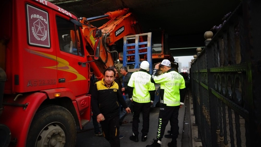 İş Makinesi Yüklü Tır Köprüde Sıkıştı