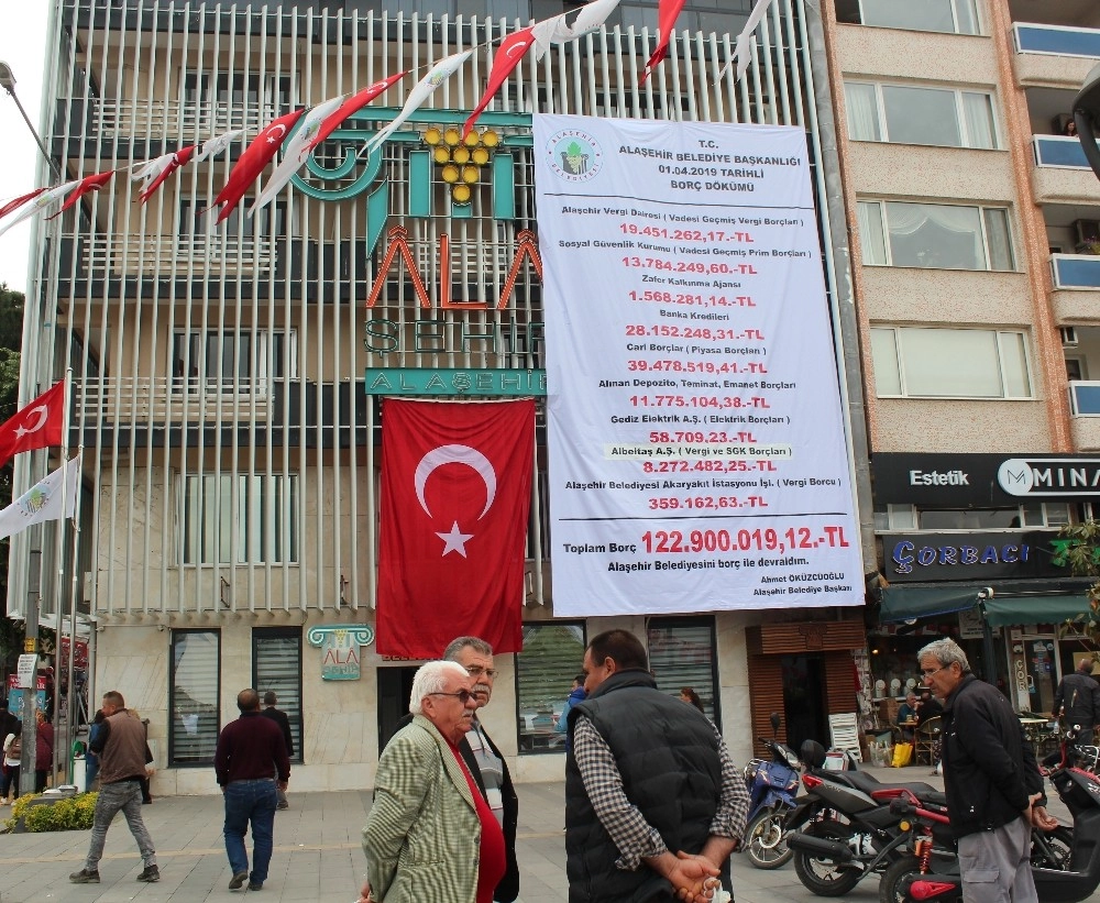 Devraldığı Belediyenin Borçlarını Afişle Açıkladı