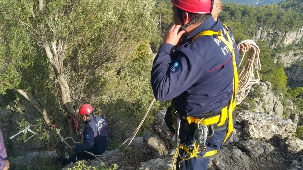 Kanyonda Fotoğraf Çektirmek İsterken Kayalıklara Düştü