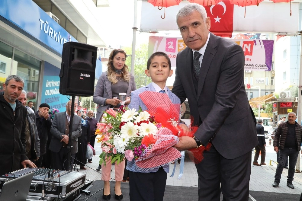 Çocuklar Şemsiye Sokakta Bayramlarını Coşku İle Kutladı