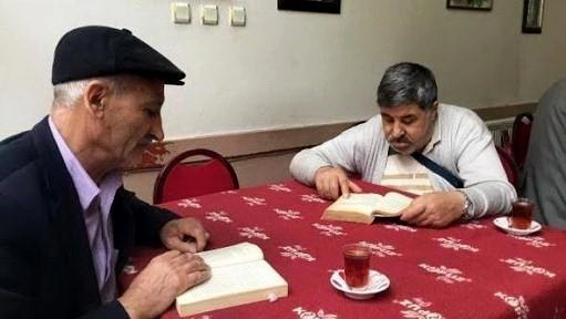 Kitap Okuyana Çay Ve Kahve Bedava