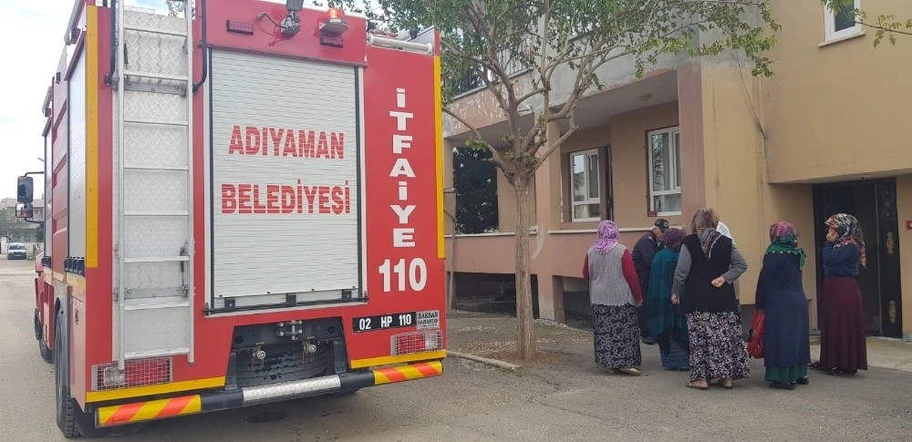 Yangın Binaya Sıçramadan Söndürüldü