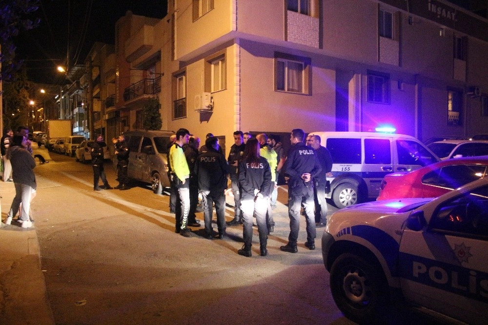 İzmirde Polisin "dur" İhtarına Uymayan Sürücü Kovalamaca Sonrasında Yakalandı