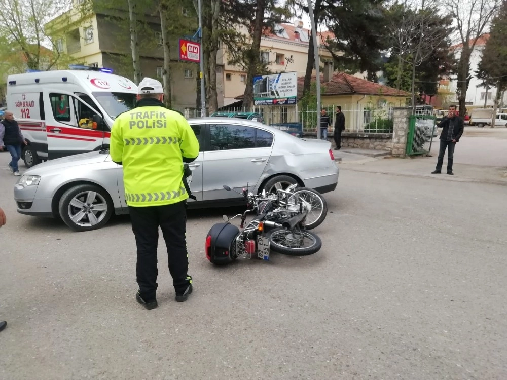 Otomobil İle Motosiklet Çarpıştı