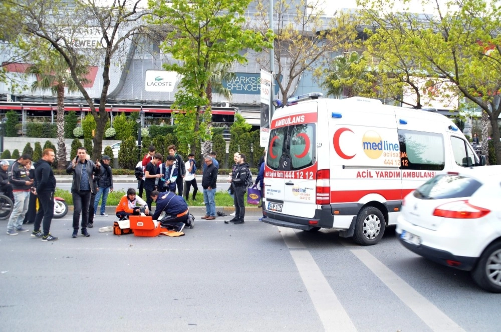 İstanbul Bakırköyde Motosiklet Yayaya Çarptı