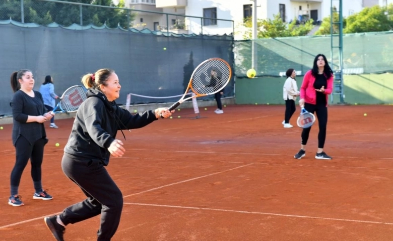 Mersin Yenişehir'de tenis öğrenen 140 kadın sertifikasını aldı