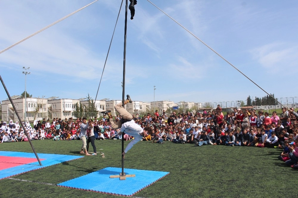 Samsatta Çocuklar Sirk Gösterileri İle Eğlendi