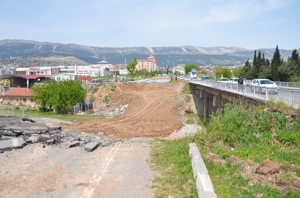 Adnan Menderesin Açtığı "istasyon Köprüsü" Yenileniyor