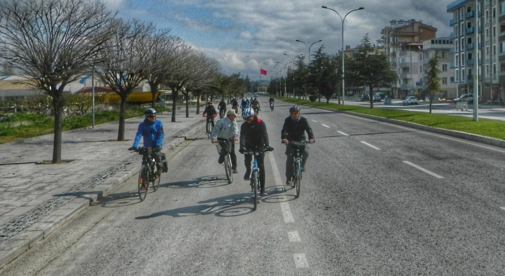 Beyşehirde Bisikletseverler Çocuklar İçin Pedal Çevirdi