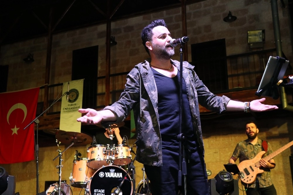 Bora Duran, Toros Üniversitesi Öğrencileriyle Konserde Buluştu