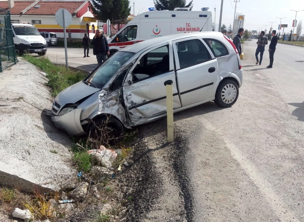 Tur Otobüsü Otomobille Çarpıştı: 2 Yaralı