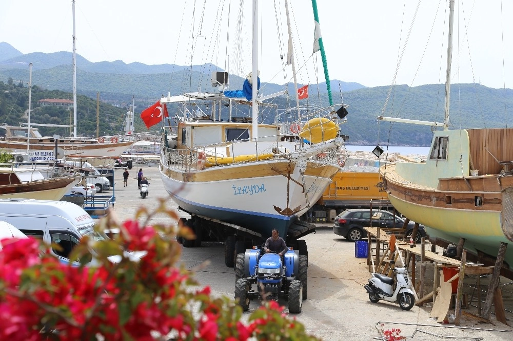 Kaşta Tekneler Sezon İçin Deniz İnmeye Başladı