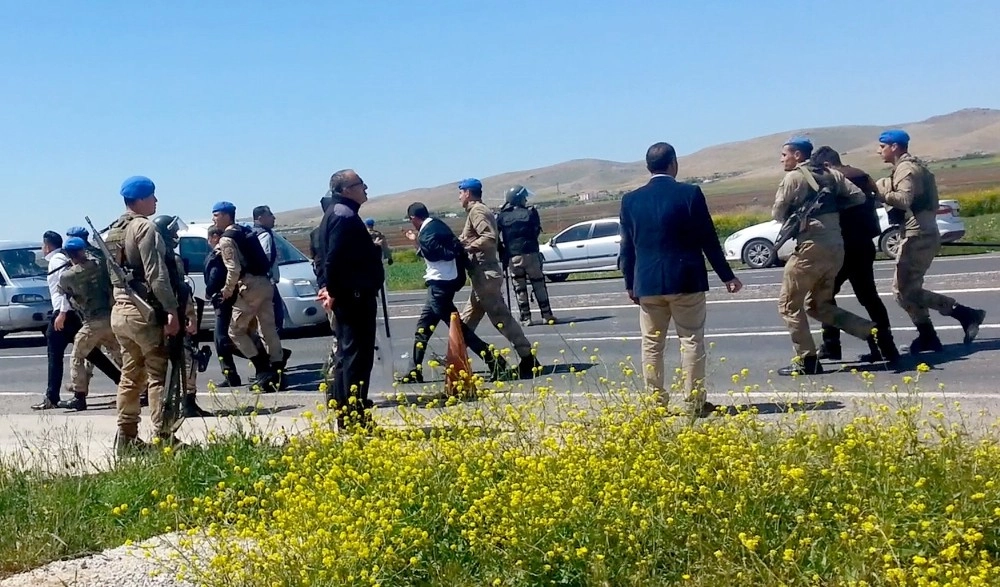 Şanlıurfada Petrol İstasyonuna Haciz: 10 Gözaltı