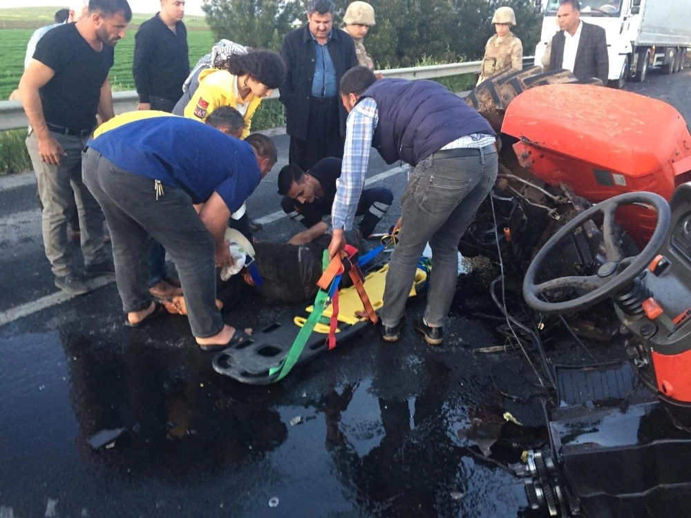 Tırla Çarpışan Traktör İkiye Ayrıldı