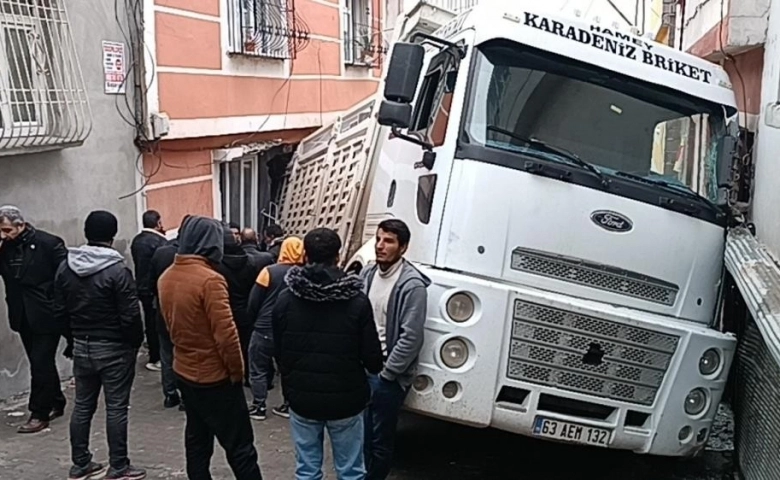 Gaziantep'te Kum yüklü kamyon eve girdi