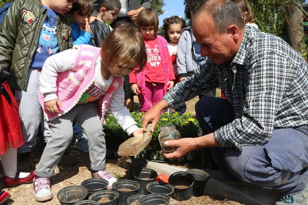 Minikler, Çiçek Dikmeyi Öğrendi