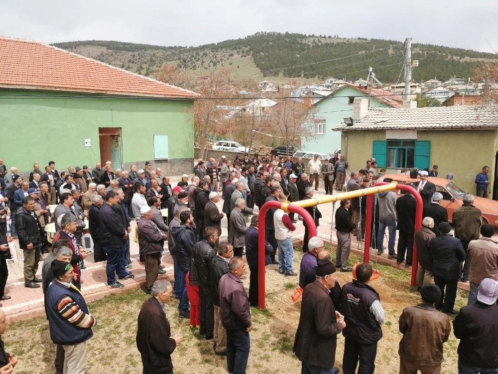 Hüyükte Çiftçiler Yağmur Duasına Çıktı