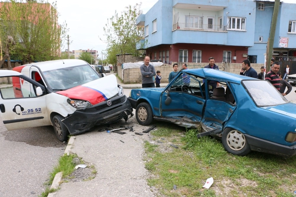 Otomobille Hafif Ticari Araç Çarpıştı: 6 Yaralı