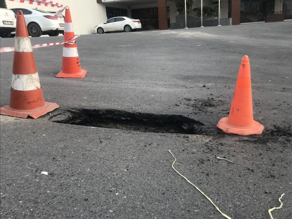 Esenyurtta Çöken Yol Gündüz Görüntülendi