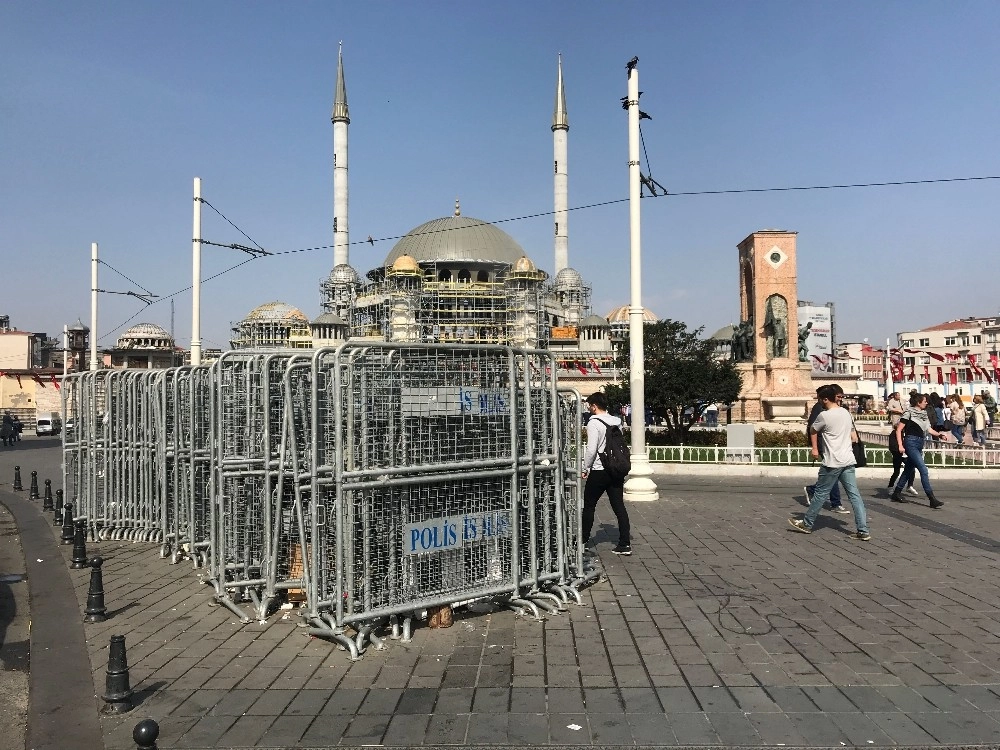 1 Mayıs Öncesi Taksime Polis Bariyerleri Getirildi