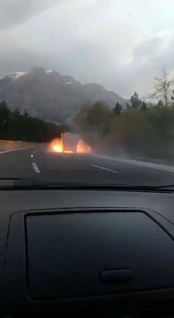 Lastiği Patlayan Kamyon Alev Topuna Döndü