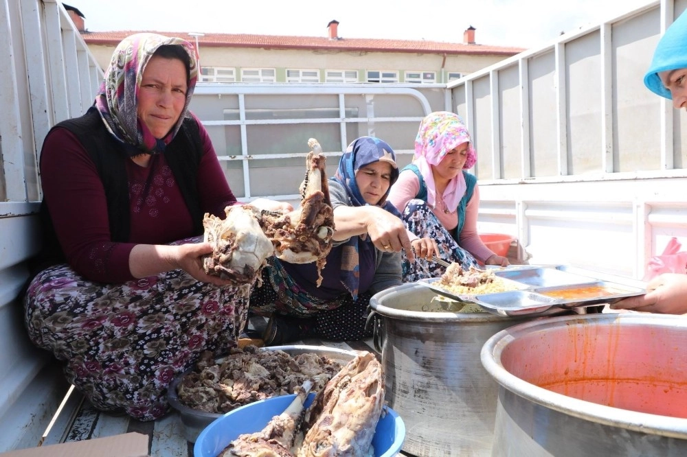 Baharı 350 Yıldır Yemek Ve Dualarla Karşılıyorlar