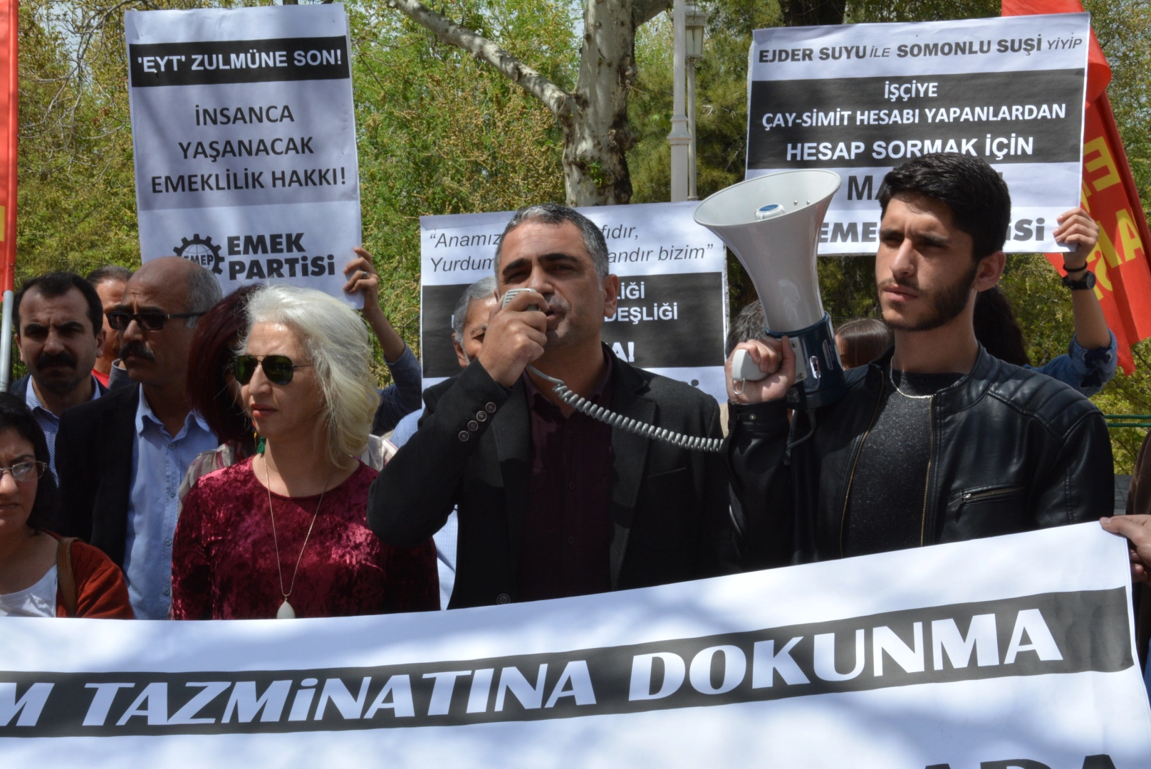  EMEP Antep'te 1 Mayıs'ta alana çağrı yaparken, kıdem tazminatının fona devrini de protesto etti