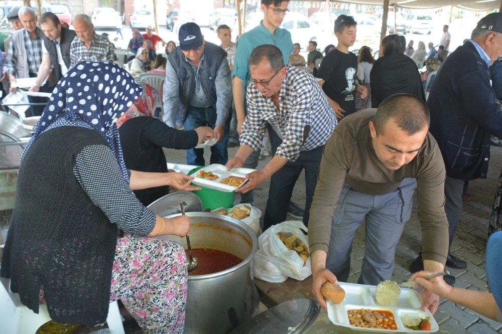 Aliağada Geleneksel Köy Hayrına Yoğun İlgi