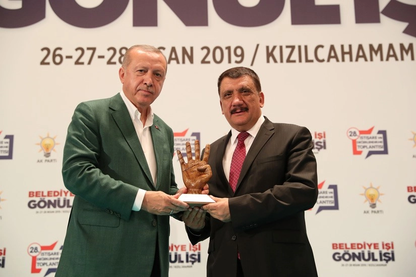 Cumhurbaşkanı Erdoğandan Başkan Gürkana Başarı Plaketi