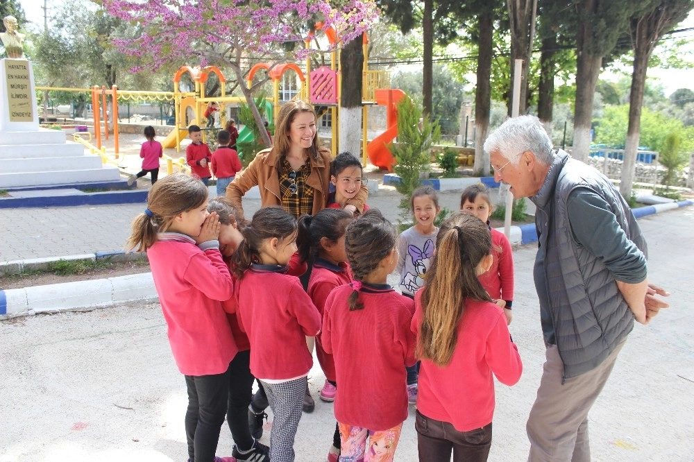 Salih Kalyon Ve K. Muzaffer Ilıcak, Yukarı Mazı İlkokulunda