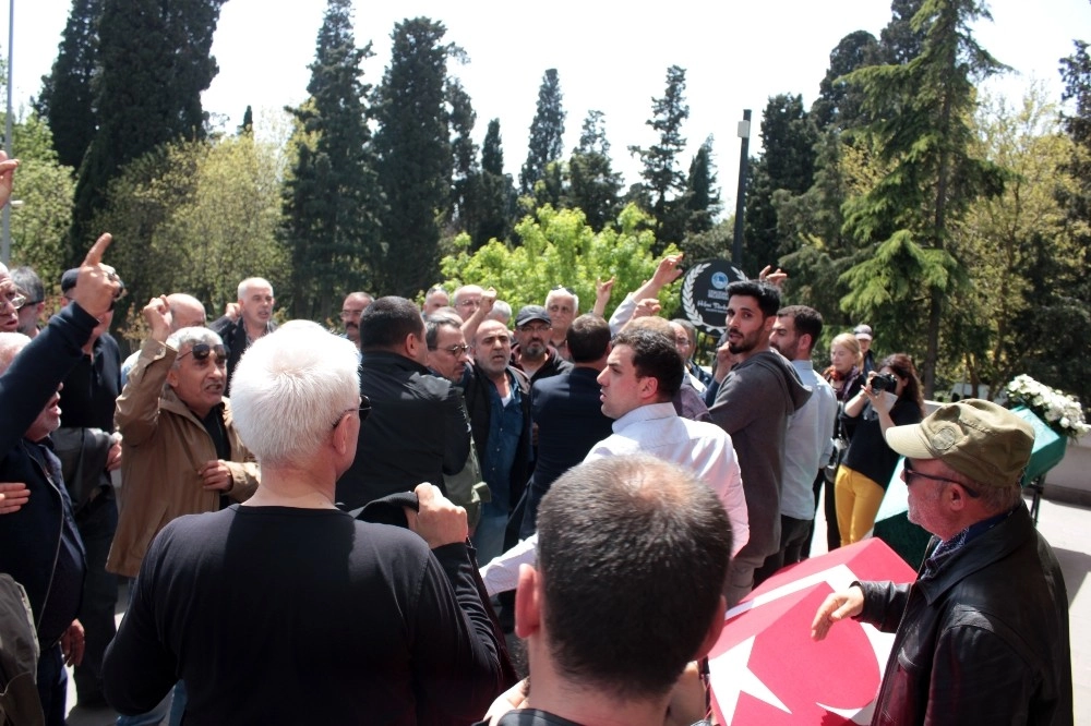 İşkenceci Cezaevi Müdürünü Tabutu Başında Protesto Ettiler