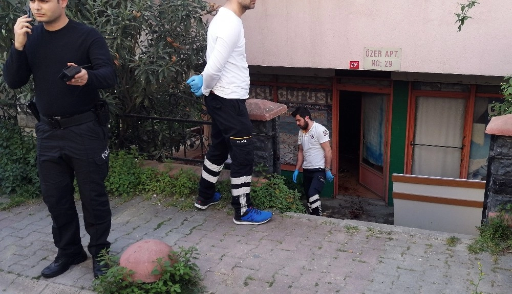 Bakırköyde Bir Esnaf Boğazından Bıçaklanarak Öldürüldü