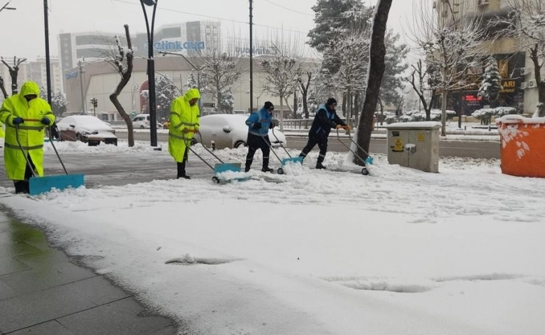 Gaziantep'te kar yağışı etkisini arttırarak devam ediyor