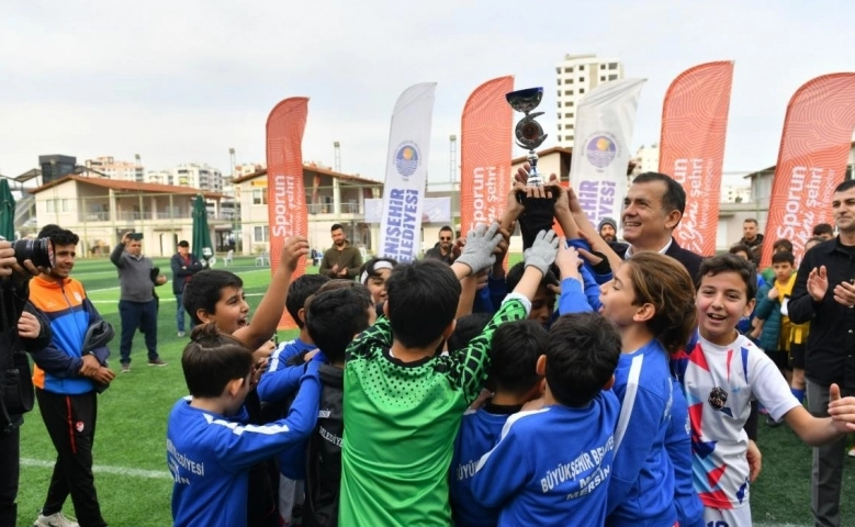 Mersin Yenişehir Belediyesi çocukları yeşil sahalarda buluşturdu