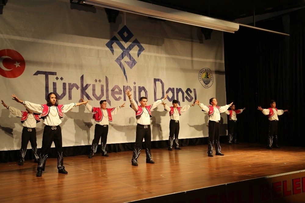 Erdemlide Türkülerin Dansı Topluğu Gösterisine Yoğun İlgi