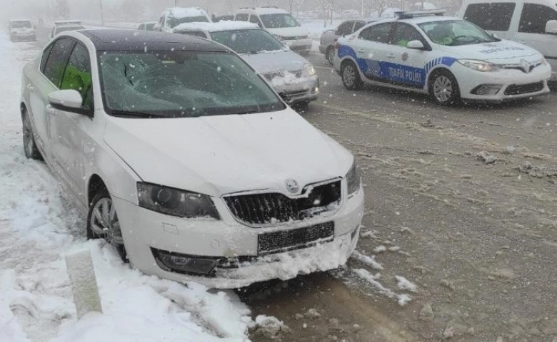 Besni'de Karda kayan otomobil yayalara çarptı: 5 yaralı