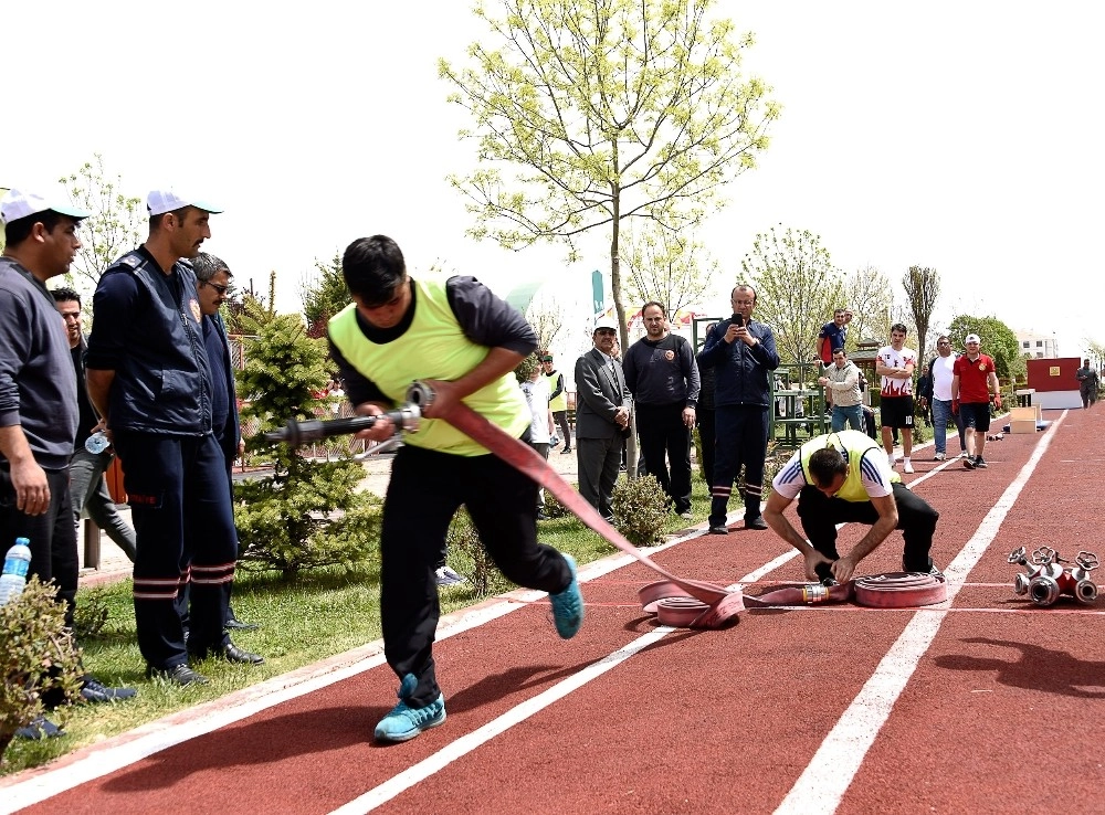 İtfaiyeciler Birinci Olabilmek İçin Kıyasıya Yarıştı