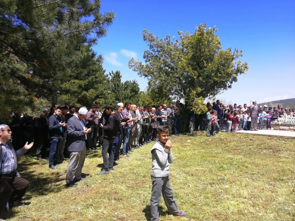 Hüyükte Çiftçiler Yağmur Duasına Çıktı