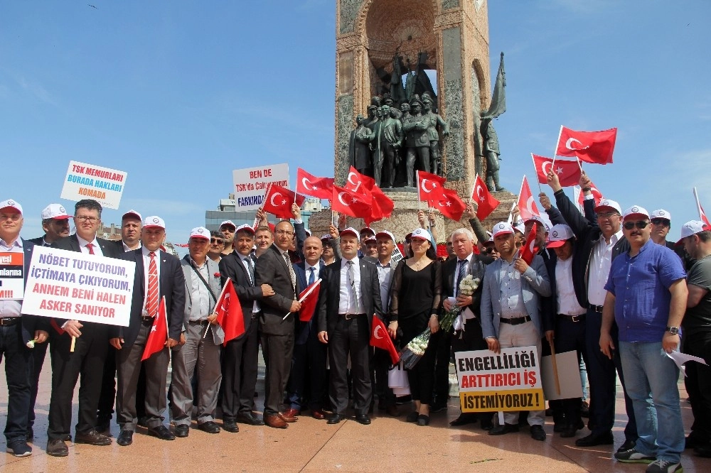 Taksim Meydanında Davul Ve Zurna Eşliğinde 1 Mayıs Kutlaması