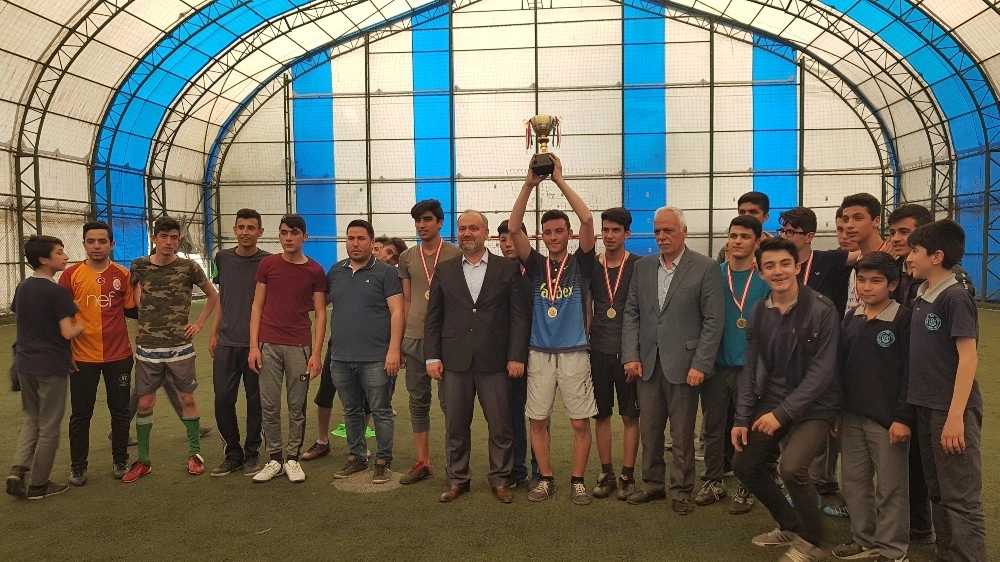 Şehit Erhan Konuk Anısına Futbol Ve Voleybol Turnuvası