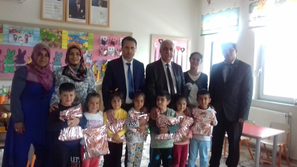 Samsatta Ak Parti Kadın Kolları Minik Öğrencileri Sevindirdi