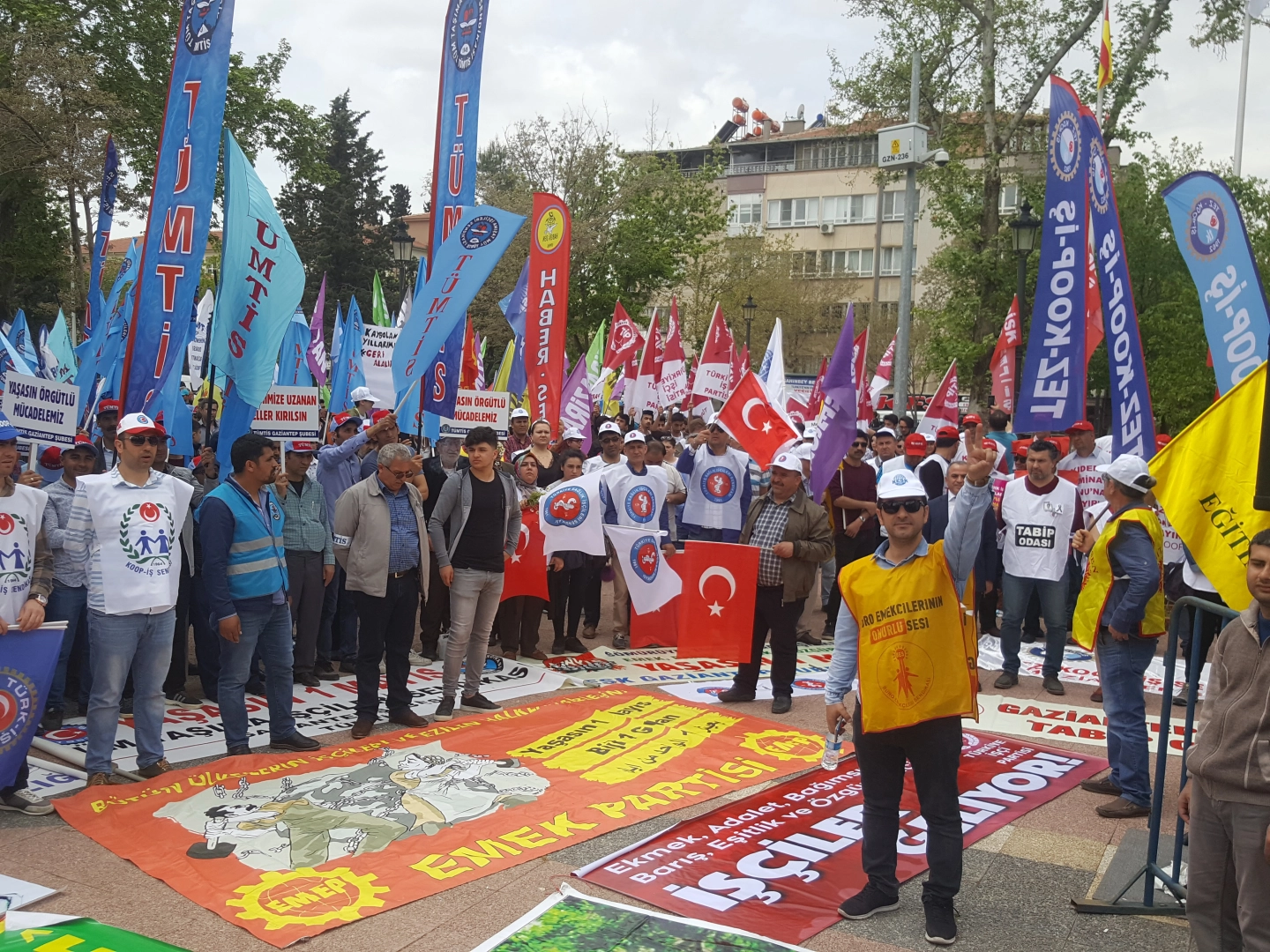 Gaziantep'te 1 Mayıs’ta zafer işreti ile bozkurt işareti yan yana