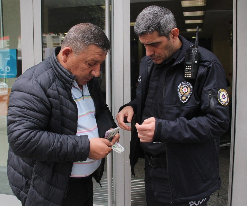 İçinde 35 Bin 673 Lira Olan Cüzdanı Bulup Polise Teslim Etti