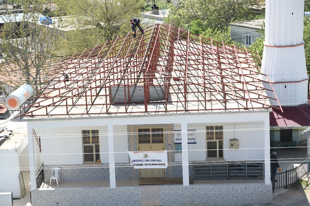 Erdemlide Cami Çatısı Yenilendi