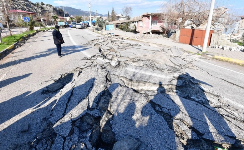 Deprem yollarda büyük hasara yol açtı